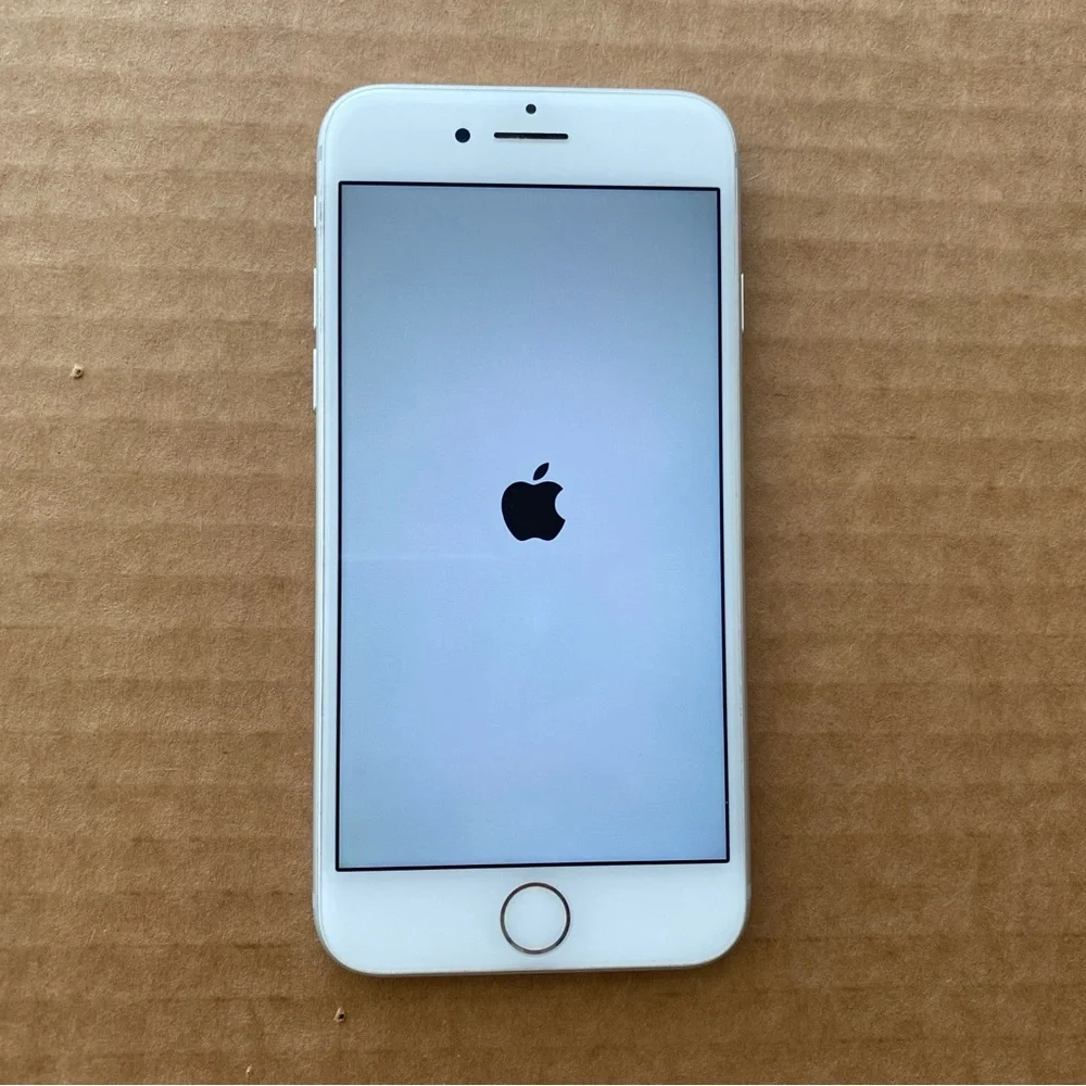 Apple iPhone 7 White 128GB with Transparent Phone Cover, UNLOCKED